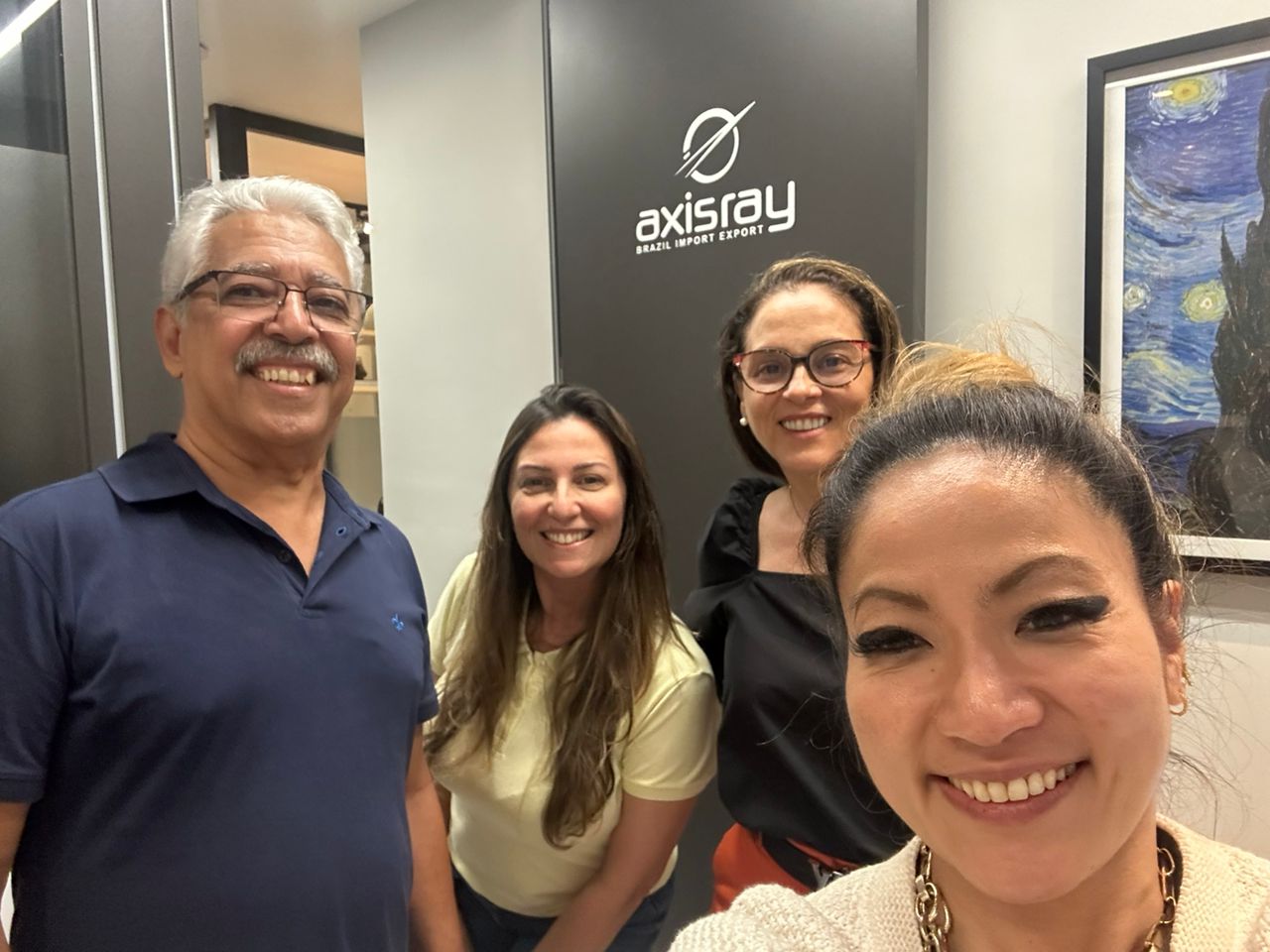 Equipe no escritório Axis Ray